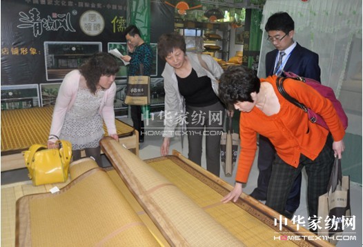 ������ϯ������L(f��ng)��ϯ��Ʒ�l(f��)����(hu�� )�A�M(m��n)�Y��