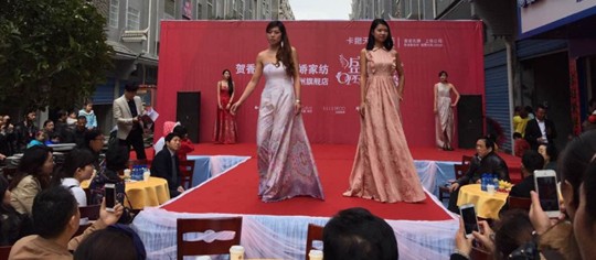 ��ۿ�����ɼҼ����Ͼ��ݵ������K���(y��ng)��ͬ���_(k��i)�I(y��)���F��(ch��ng)��