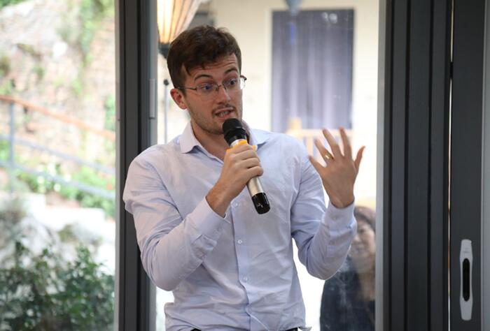 ����Ȼ���ؾ�����������һ��(ch��ng)���ӵİl(f��)����(hu�� )