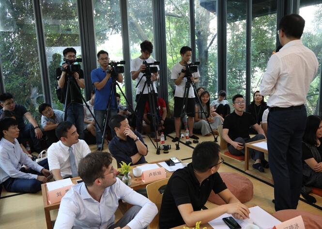 ����Ȼ���ؾ�����������һ��(ch��ng)���ӵİl(f��)����(hu�� )