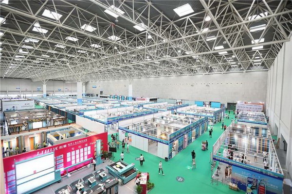 ���ƽz·��ӿƷ����ӭ�ںϡ�����չ--2020�򴰺���ˇչ�_(k��i)Ļ